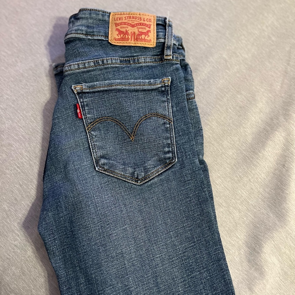 Medium wash womens skinny jeans